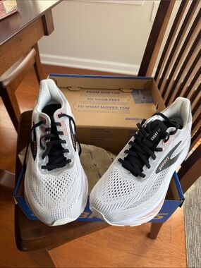 Brand new women’s Brooks Ghost 17 Running Shoes, White with Black/Pink Accents